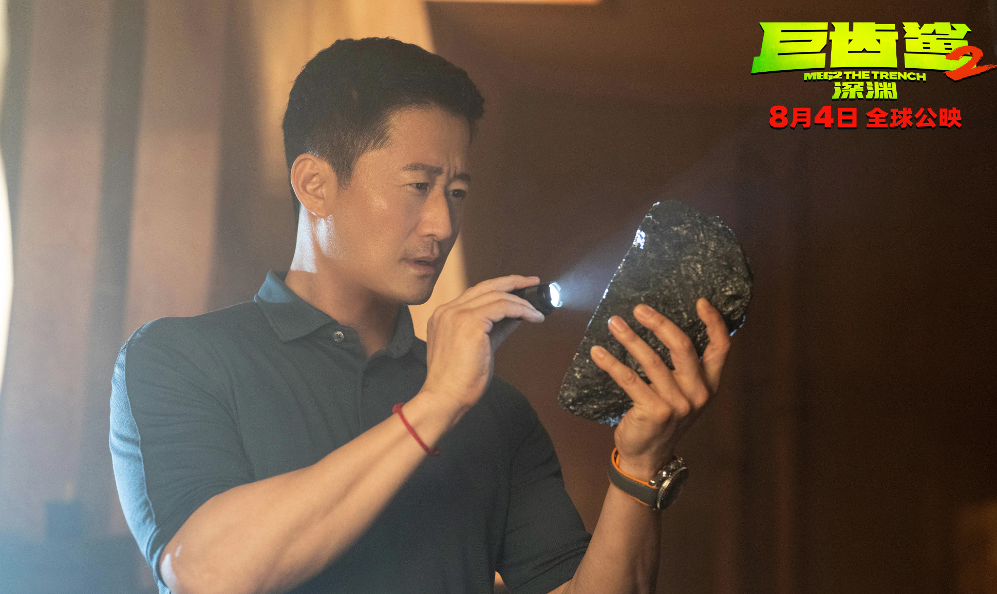 首日破1.4亿,看了《巨齿鲨2》,我欣喜:吴京火遍全球只是时间问题