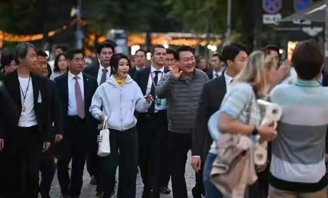 穿衣搭配 韩国第一夫人在北约峰会晚宴上戴白花好吸睛！才第一天，就这么美