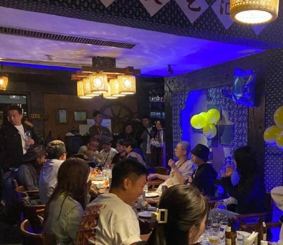 黄磊何炅在乌镇为彭昱畅庆生,李诞带头起哄,彭昱畅埋头鞠躬致谢