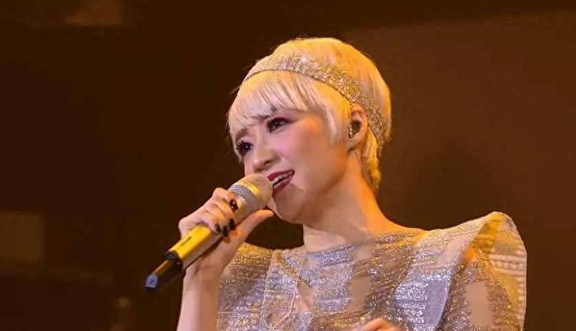 陈慧娴罕现身,58岁的她好神秘,这个做奶奶的年纪,她仍孤身一人