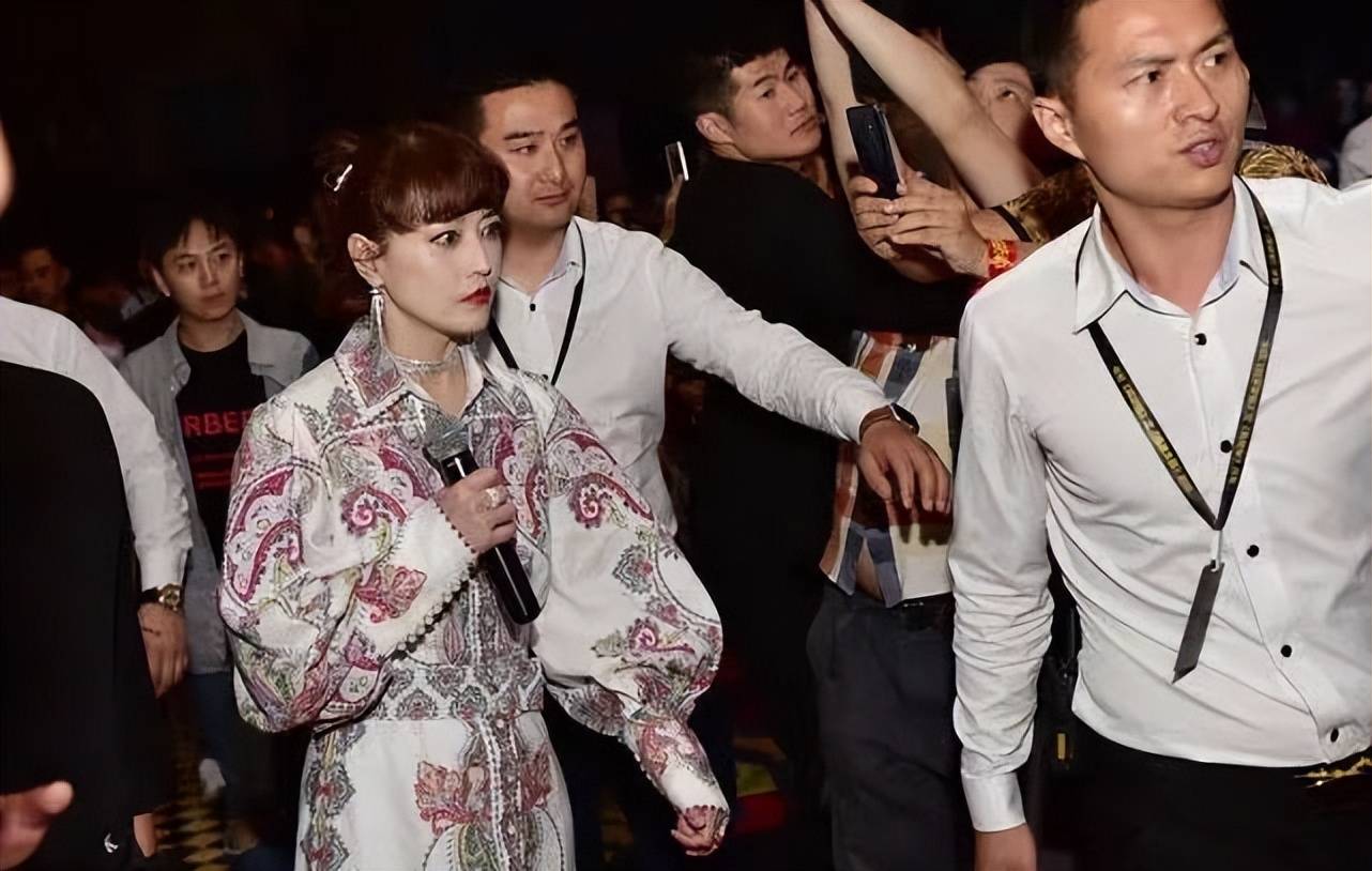 穿衣搭配 周海媚扮嫩违和感太重，印花长裙搭配齐刘海？丝毫不减龄！