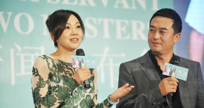 闫妮与张嘉译多次饰演夫妻，现场临时发挥吻戏，岁月痕迹下的女性魅力与演技蜕变