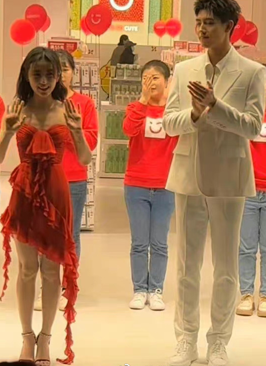 运动 当红小花暴瘦成皮包骨!前胸贴后背如纸片人,身板瘦削变大头娃娃