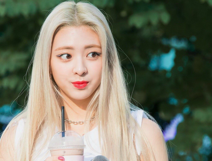 周子瑜|十五岁出道的申宥娜,撞脸周子瑜,还是五代女团门面代表?