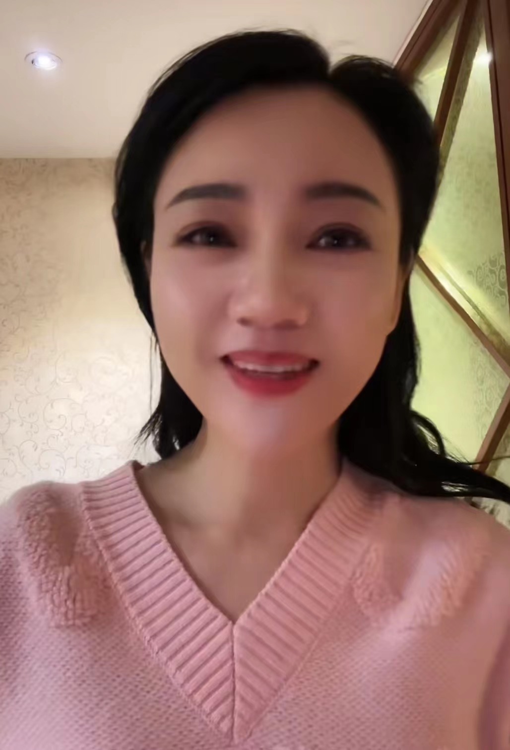 |49岁周群自曝录制春晚小品，突发失误身心俱疲，强忍眼泪引热议