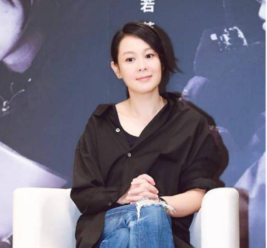 刘若英|刘若英53岁断崖式衰老!穿廉价礼裙像女壮士,中年大妈体型大变样