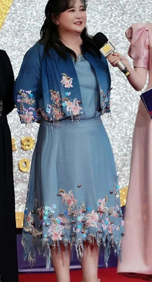 贾玲减肥成功：做一个爱美的女人！她和孙集斌站在一起，有夫妻相