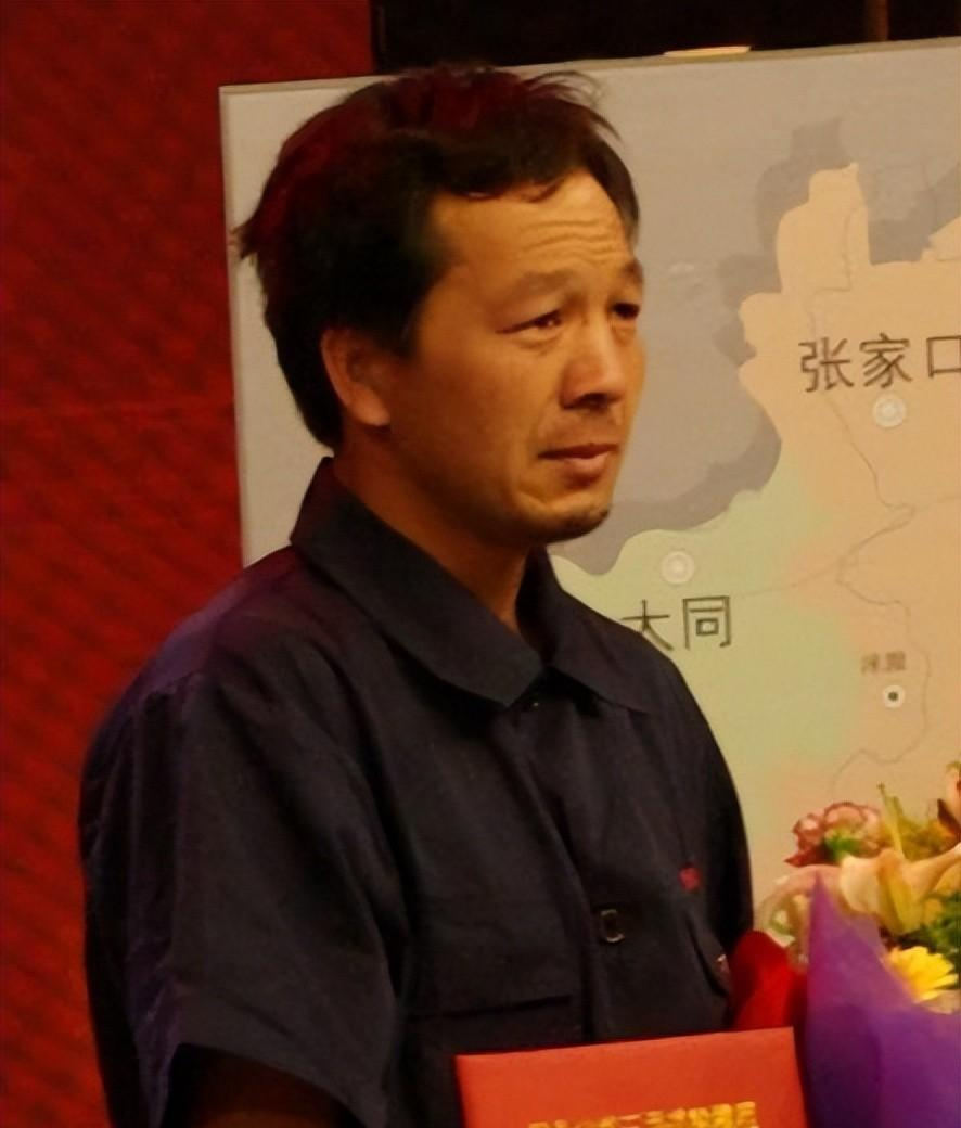 让人心痛!2010年河北小贩和顾客闲聊,突然跪地痛哭:妈,我整整找了你17年