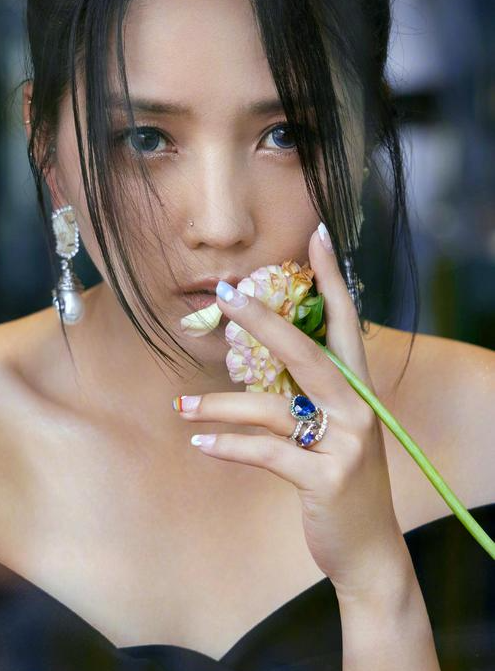 减脂 何洁参加活动瘦出锁骨，红毯生图又瘦又美，晒写真笑言只修了一点