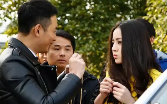 《克拉恋人》：讲述女主角由丑变美，一路蜕变认清现实的故事