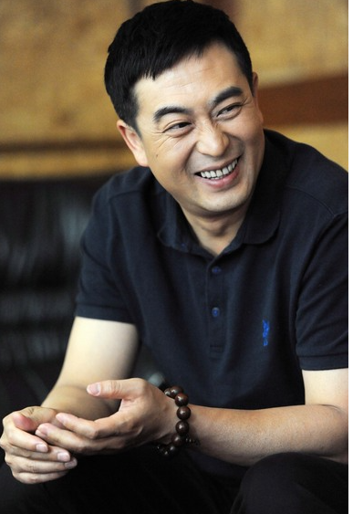 张嘉译: 早年拍戏患病, 忍痛几十年, 如今被曝走路艰难, 令人心酸