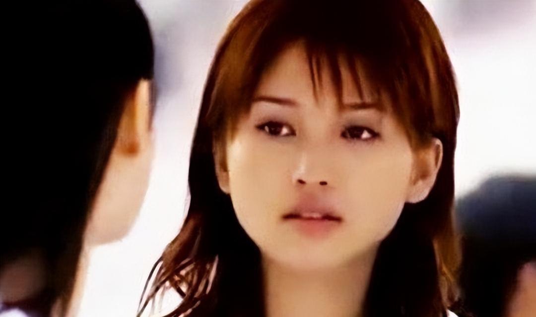 42岁金莎带23岁小男友上节目,两人同框像母子,怎么忍心下手?