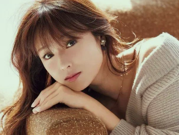 又一位41岁女星被曝出轨!男方长相一言难尽,富豪男友忍痛分手