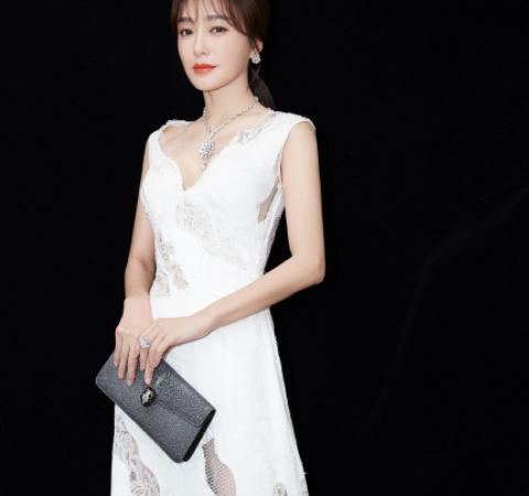 白玉兰奖走红毯:赵丽颖气场强大,王珞丹秀腿露背