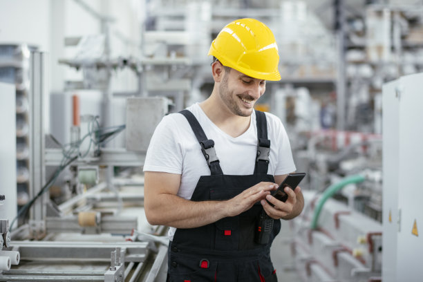 工人|为什么职场上的蓝领工人总是被忽视和歧视?