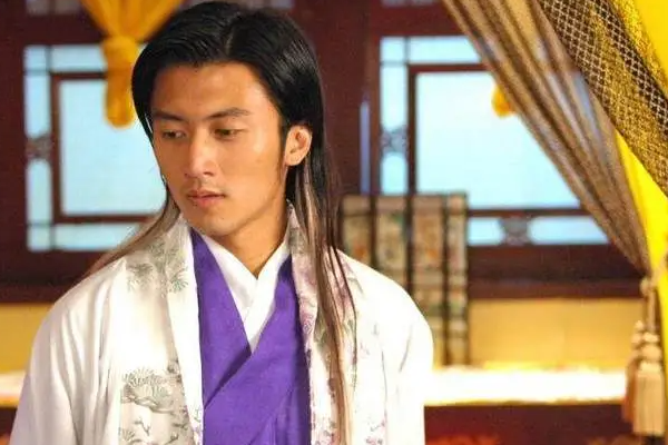 站在谢霆锋身后的人,产富豪之女,可谓为母则刚