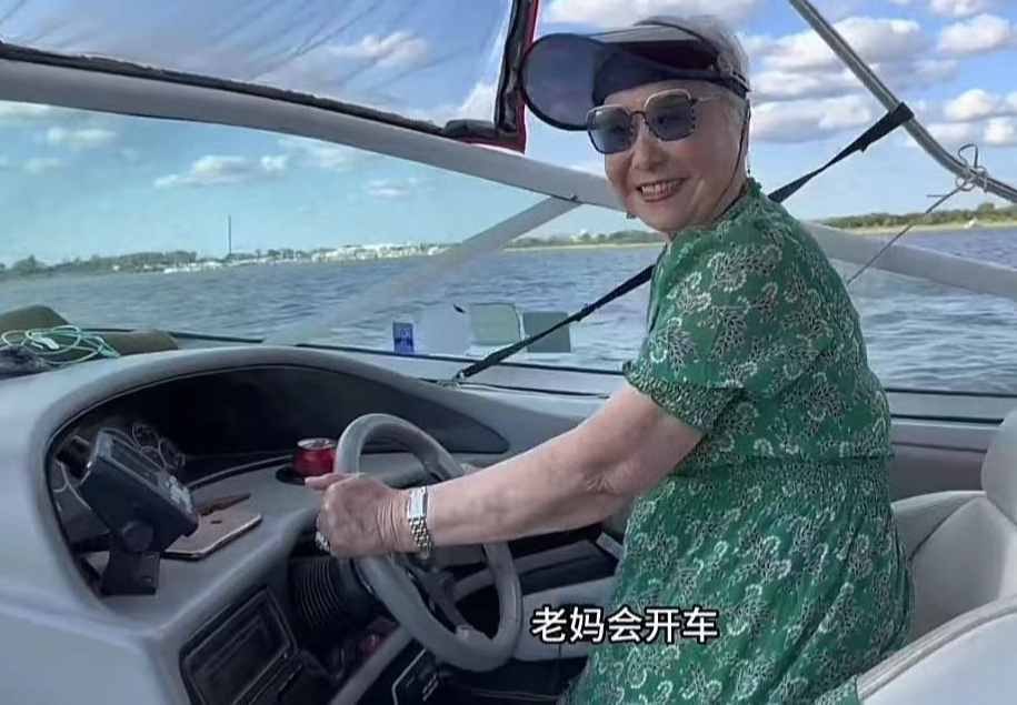 57岁戏骨全家定居美国,拿着在中国赚的钱,住豪宅、大赞国外风景