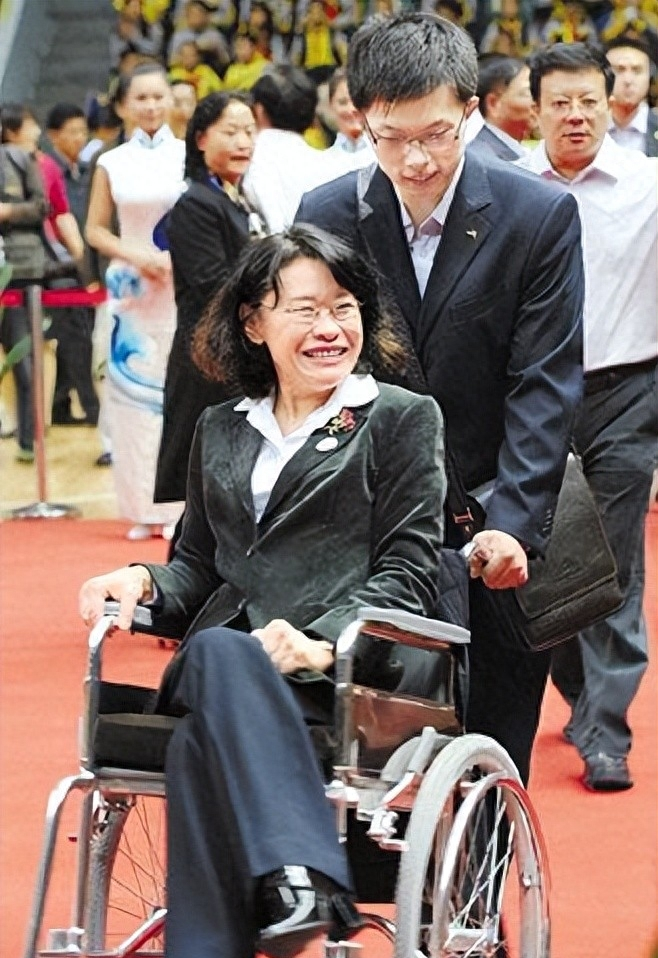 激励了几代人的张海迪，风采依旧！张海迪的爱情，也羡煞众人！