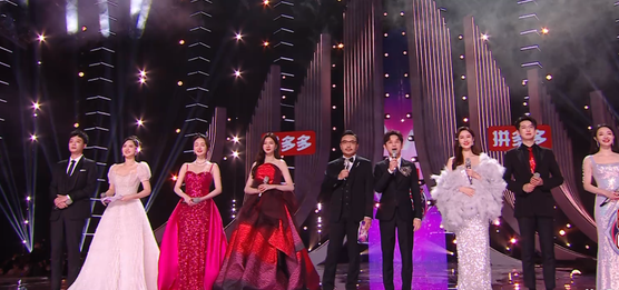 跨年夜妆容尴尬现场：虞书欣口红粘牙，任嘉伦高低眉，杨紫妆感重