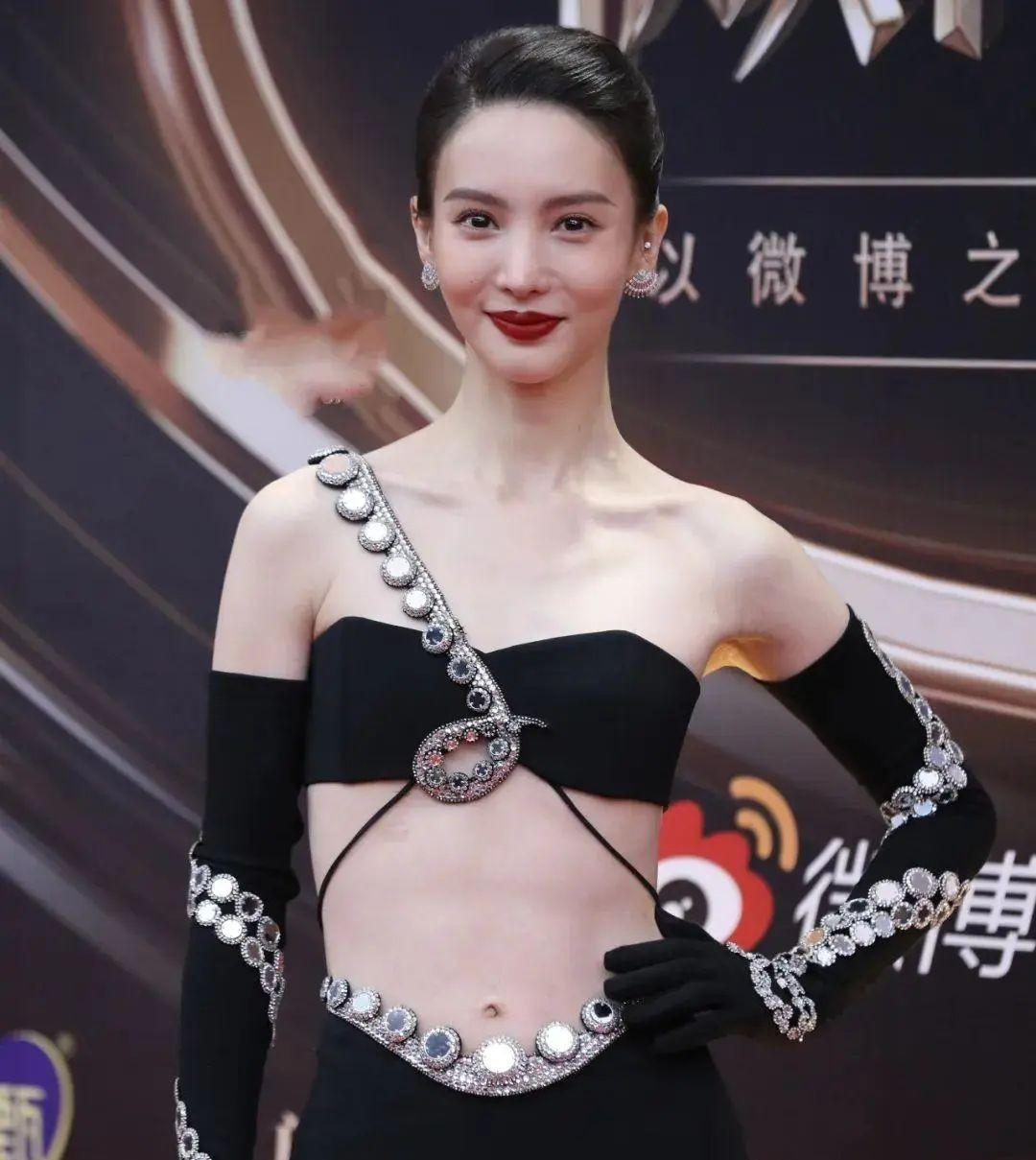谢楠 39岁谢楠过度减肥，暴瘦认不出，脸颊凹陷颧骨变高，太可怕了
