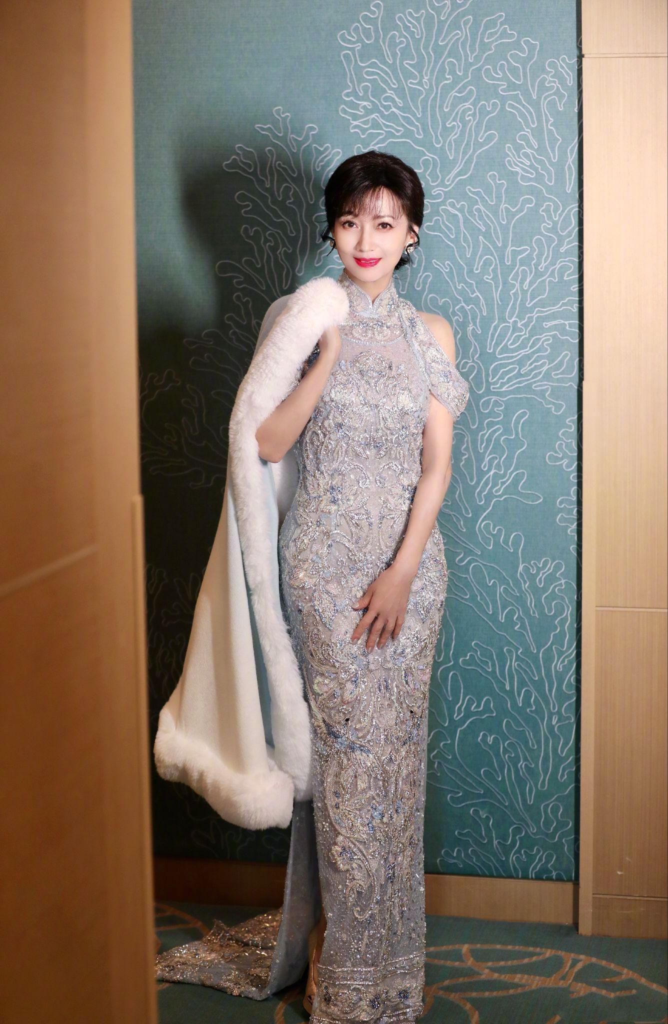 时光不老！70岁“最美白娘子”旗袍造型大胆创新，挖洞、开高衩引爆时尚界