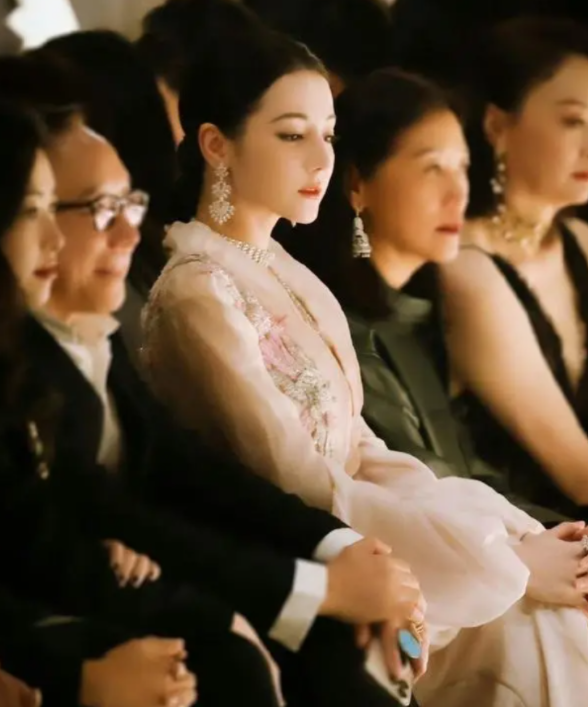 上海这一晚，众女星彻底放开了，倪妮深V娜扎透视装，热巴翻车了