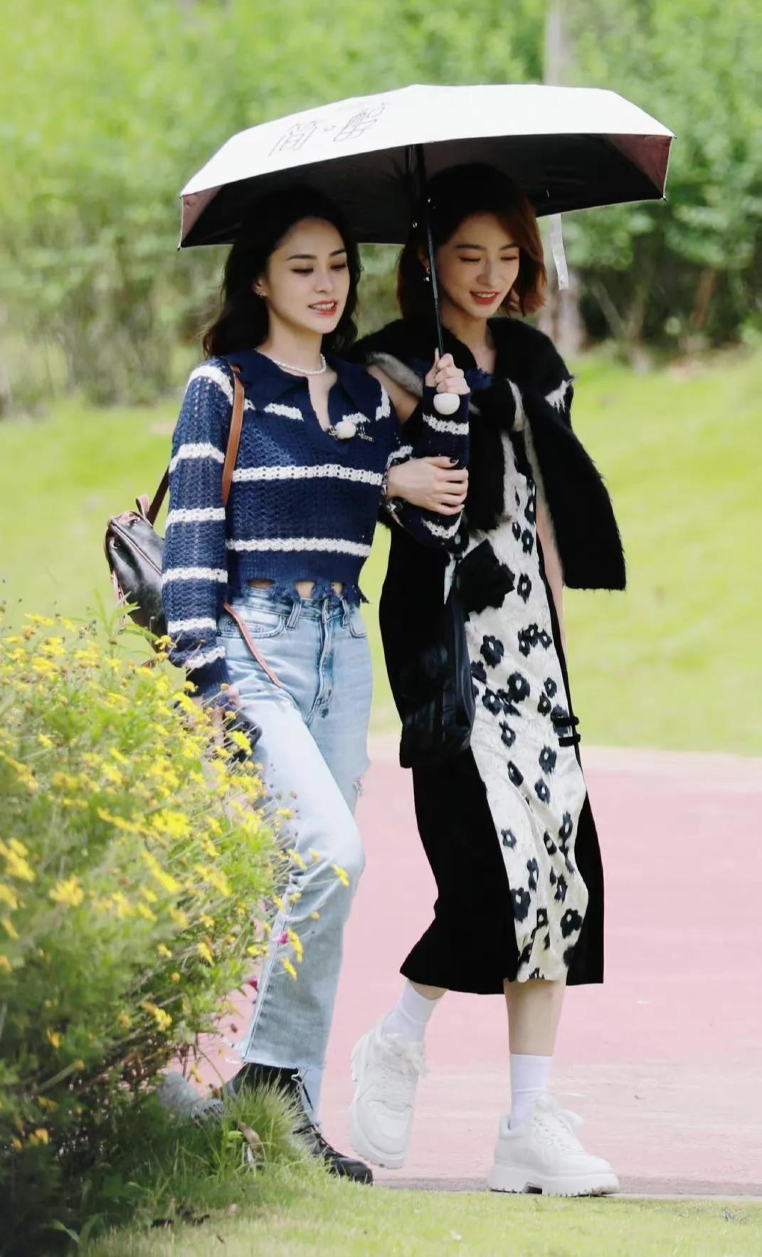 吴谨言对钟欣潼说：“咱俩同撑一把伞吧，我正好有事跟你聊！”