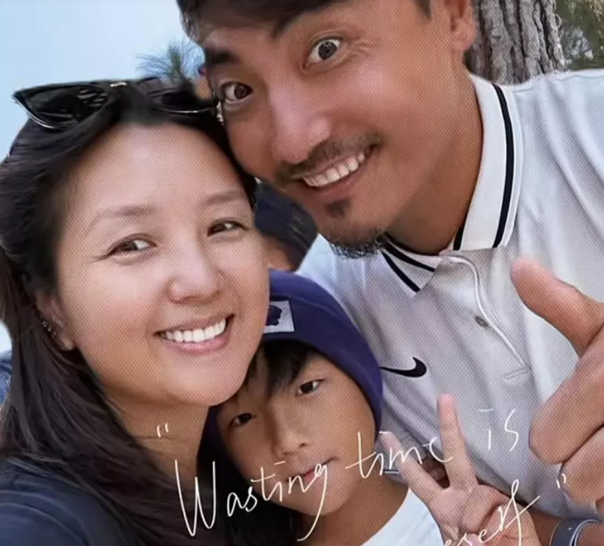 何洁|知名歌手罕晒一家五口！二婚幸福似少女，走出昔日家暴婚姻阴霾