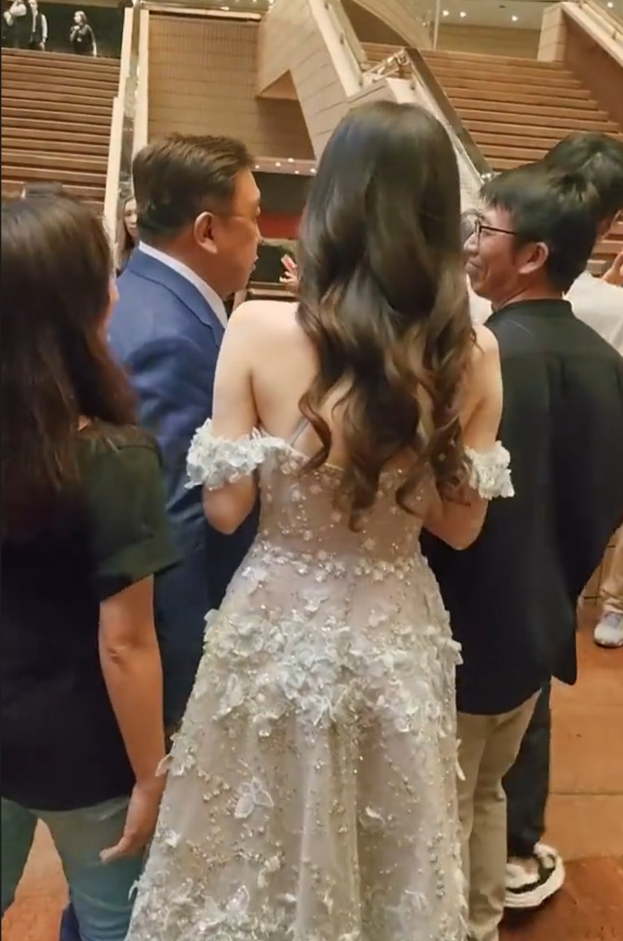 王晶|王晶和长发美女进出酒被拍,女方惊慌失措,被曝是新晶女郎,颜值不输邱淑贞