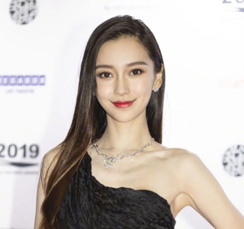 Angelababy baby出席电影节，黑色长裙压场，气质“生人勿近”