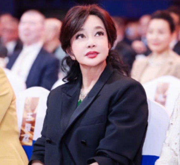 刘晓庆|面目呆板的刘晓庆,不加滤镜实在太吓人,与自然老的明星比起来差距太大