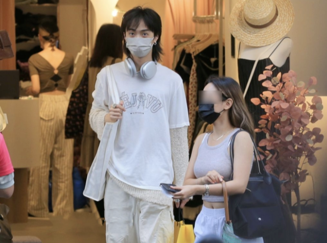 伊能静|伊能静儿子被曝恋情！穿男装搂女友宣示主权，女方是“小王祖贤”！