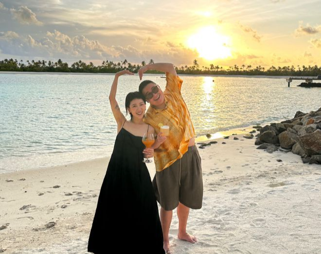 郝劭文妻子蜜月傲人身材曝光！泳衣长腿抢镜，不像8岁孩子的妈