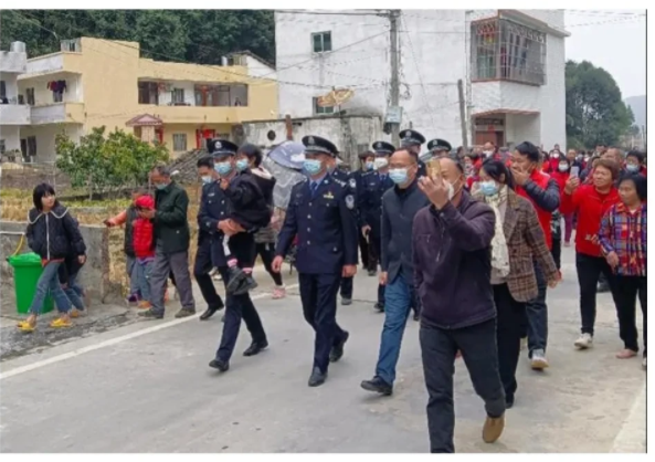 广东梅州，男子温某回到老家，以给孩子买东西为由
