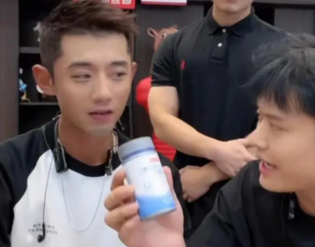 张继科|张继科缺钱了？参加的综艺，婚恋+真人秀，带着爸妈上节目