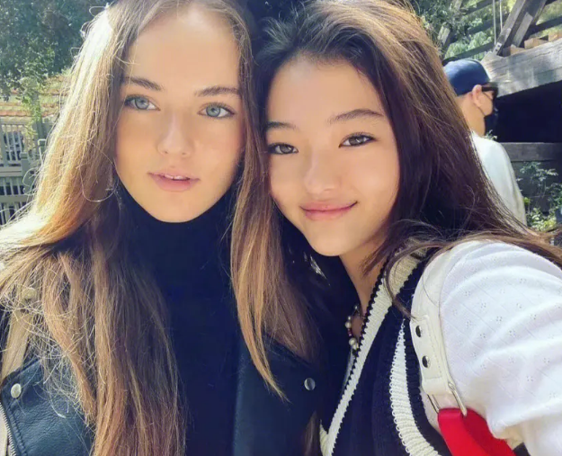 YG小公主疑似长残，儿时和Jennie长得像，从出道照片惊为天人到变成普女