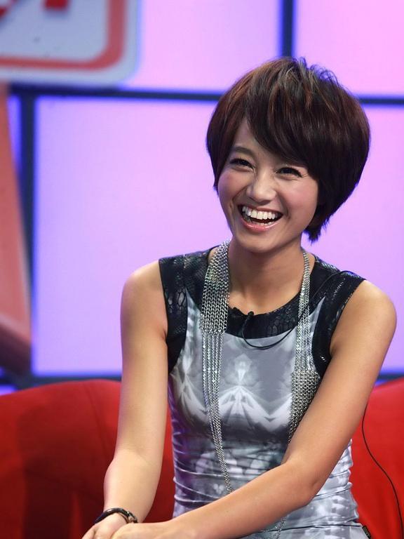 看了周一围和何猷君,就知道同样都是姐弟恋,朱丹比奚梦瑶要幸福