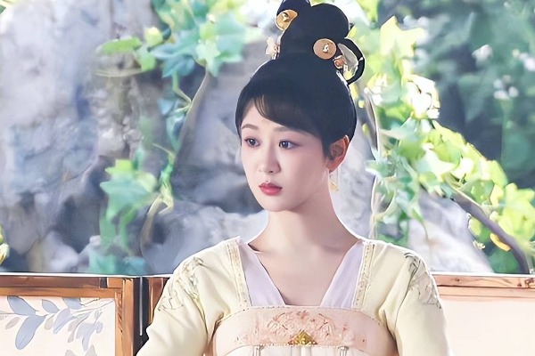 杨紫容貌漂亮有活力，但因代言引热议，众人讽刺其媚南朝鲜