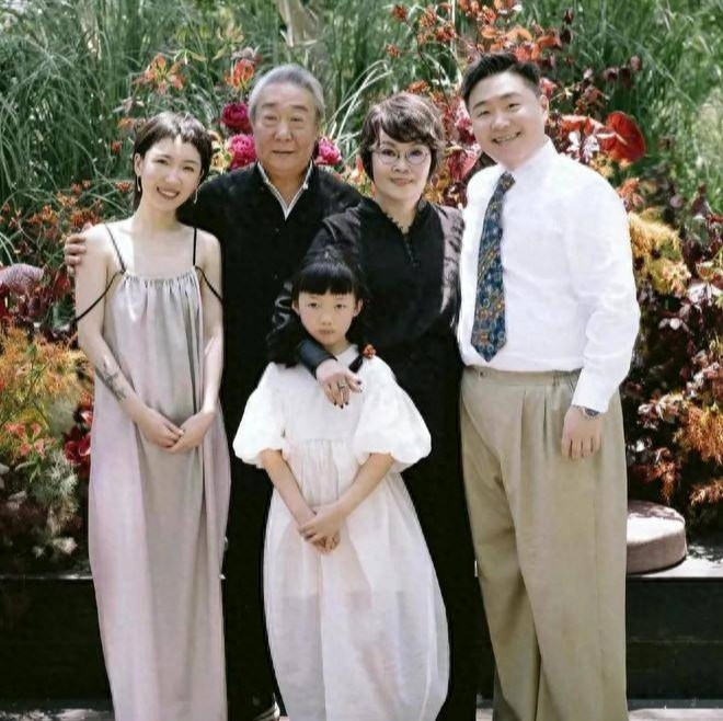 郝邵文老婆身份被扒！离异还带有8岁的女儿，长得漂亮还特别温柔