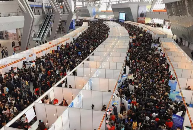 律师|工价下跌，工厂门口仍旧排长队，务工人员：20个岗位300个人抢