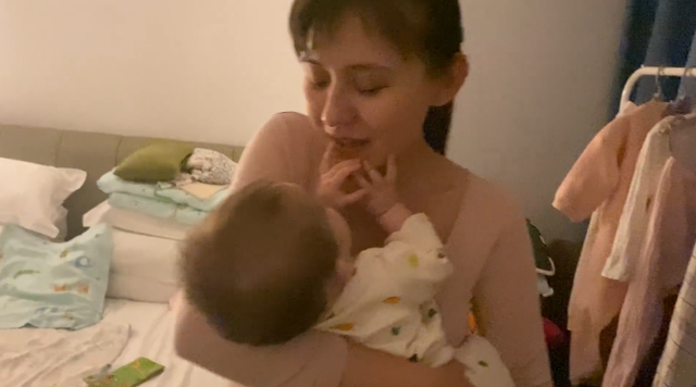 热依扎拍戏不忘母爱！女儿探班，抱娃姿势熟练笑容灿烂，温馨画面令人感动