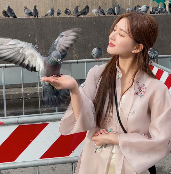 赵露思国外摆拍!站水坑两腿泥被嘲邋遢,躺老外帅哥怀被骂风尘