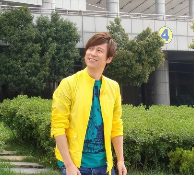 55岁解晓东近况流出,与阎维文朱时茂聚餐,喝12元饮料引热议