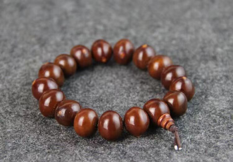 翡翠|行家都说盘文玩手串,都需要佩戴棉质手套,事实真的需要这样吗?