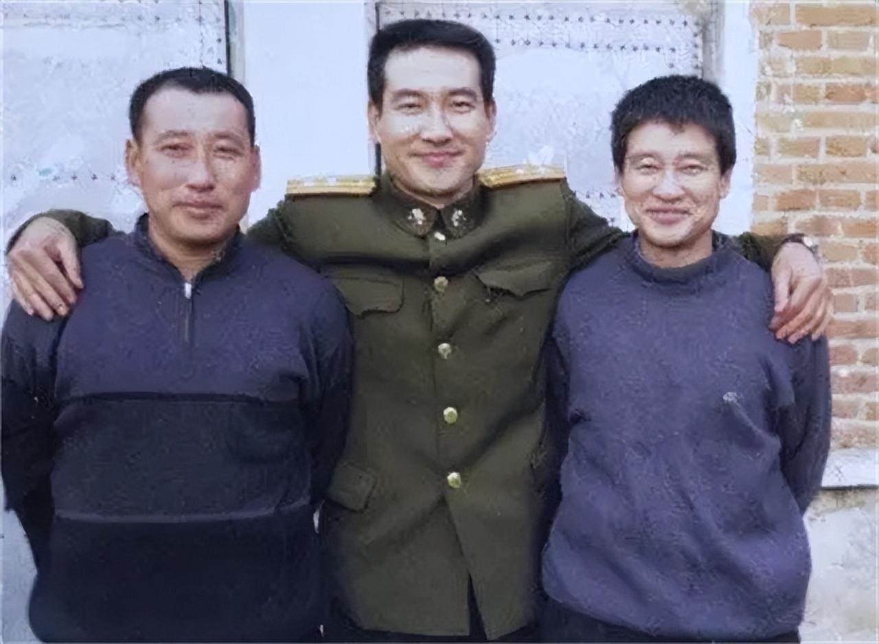 翟志刚结束航空任务，回家途中却得知母亲葬礼，抱骨灰盒痛哭