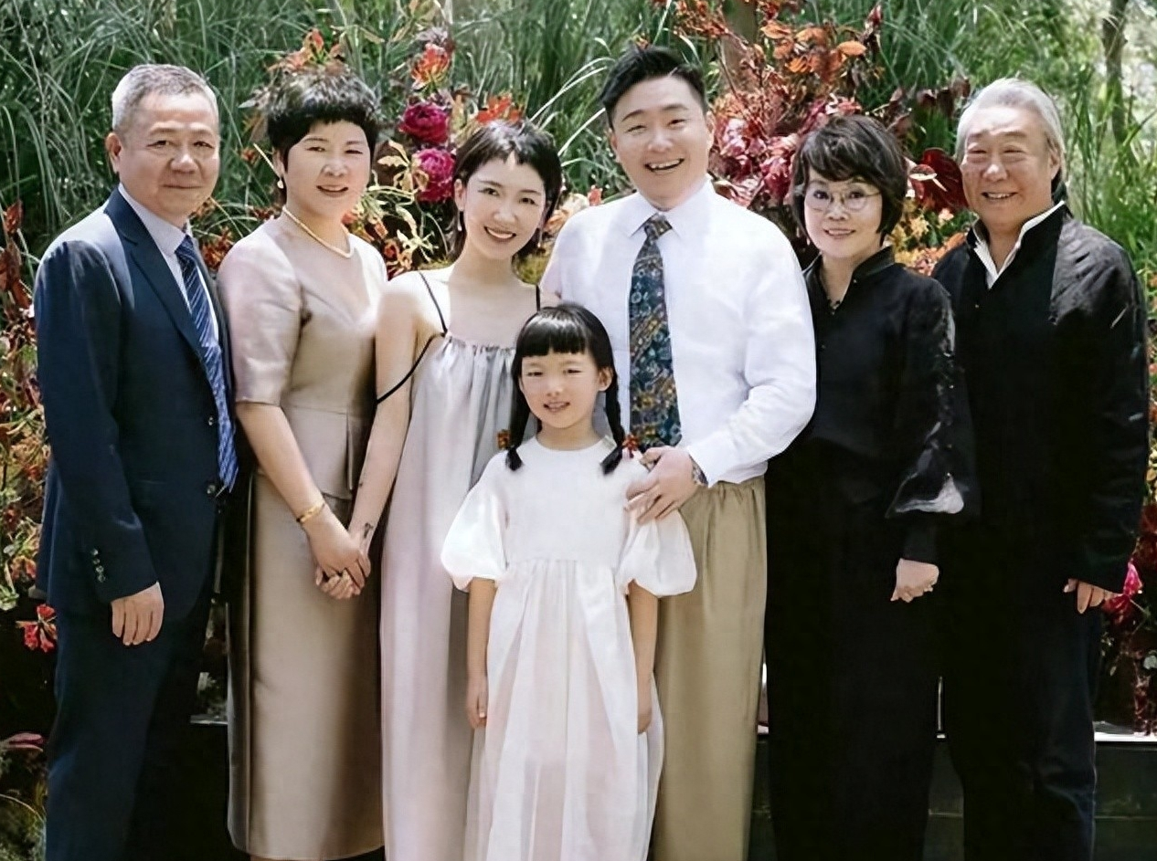 郝邵文老婆身份被扒！离异还带有8岁的女儿，长得漂亮还特别温柔