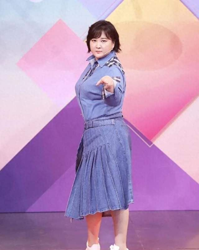 贾玲减肥成功：做一个爱美的女人！她和孙集斌站在一起，有夫妻相