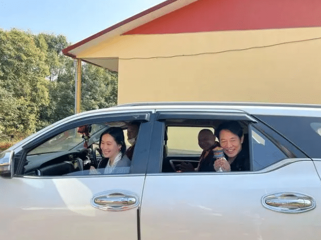 宋祖儿|李连杰又去拜佛,61岁利智和2个女儿陪同,他为什么如此热衷佛学