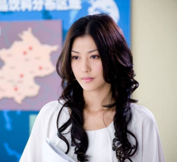 李彩桦|39岁李彩桦疑有新恋情 与健硕男机场亲密拥抱