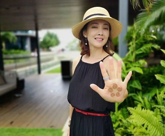 牛莉|牛莉：24岁嫁给大7岁普通男，8次登春晚，生3个孩子50岁依旧很美